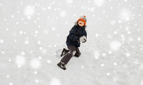 童,休闲季节的快乐的小男孩玩雪冬天快乐的小男孩冬天玩雪图片