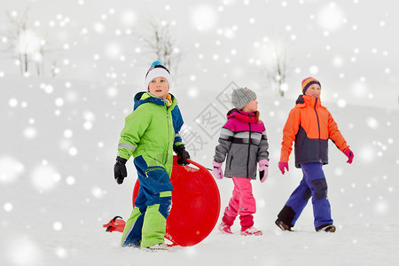 童,雪橇季节群快乐的孩子冬天户外玩雪橇快乐的小孩子冬天户外背景图片