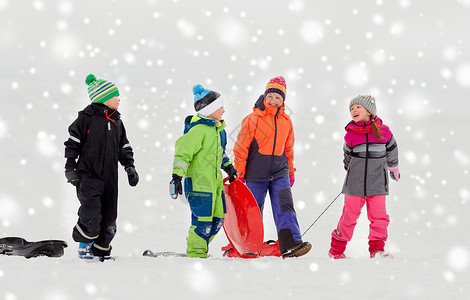 童,雪橇季节群快乐的孩子冬天户外玩雪橇快乐的小孩子冬天玩雪橇背景图片