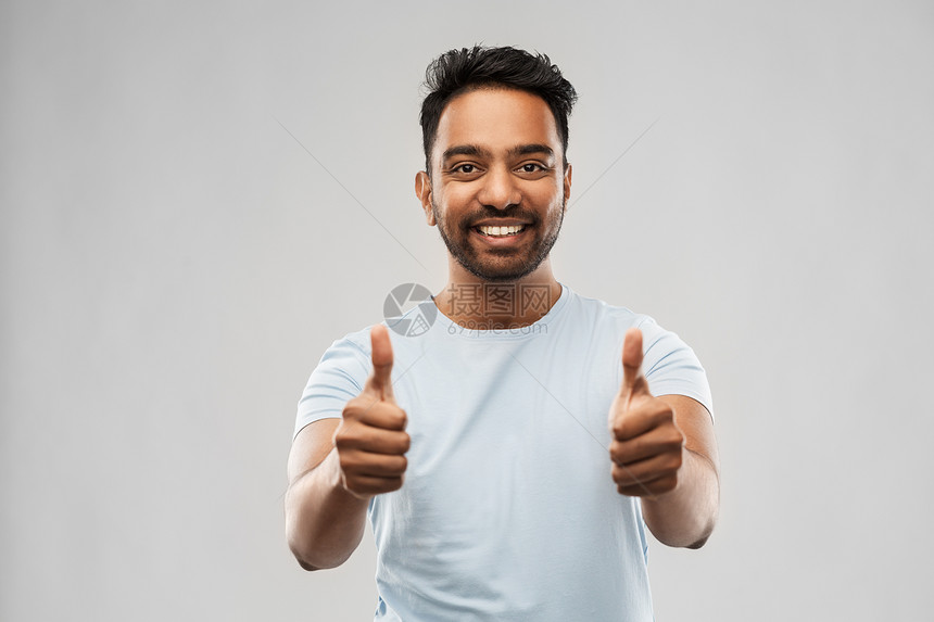 手势人的快乐微笑的轻印度男子T恤上竖大拇指穿着t恤的快乐印度男人竖大拇指图片