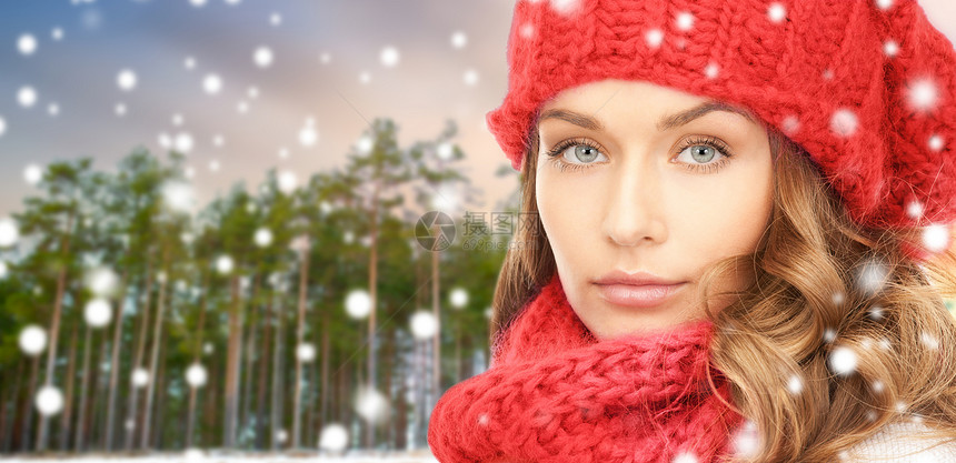 节日,诞节人们的轻的女人穿着针帽子围巾冬季森林雪的背景冬天森林里戴着帽子围巾的女人图片