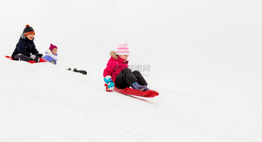 童,雪橇季节群快乐的孩子冬天乘雪橇滑下雪山冬天,孩子们乘雪橇滑下雪山图片