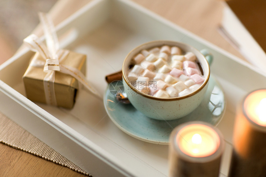假日静物热巧克力与棉花糖,诞礼物蜡烛桌子上热巧克力,诞礼物桌上的蜡烛图片