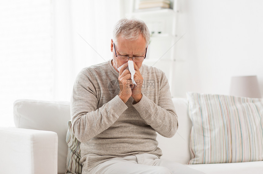 医疗保健,流感,卫生人的生病的老人用纸擦鼻涕家生病的老人用纸擦鼻涕图片