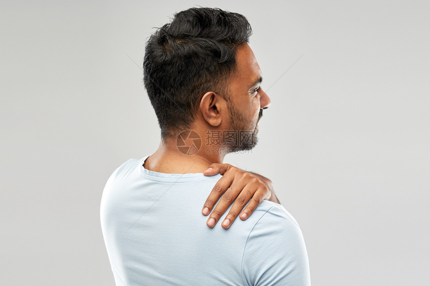 健康问题人们的健康的印度男子患颈部疼痛的灰色背景健康的印度男人患颈部疼痛图片