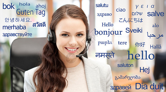 翻译交流技术微笑女帮助热线接线员,办公室配耳机,用同的外语问候语翻译同语言的单词背景图片