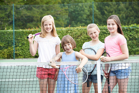 群球场上打网球的女孩的肖像图片
