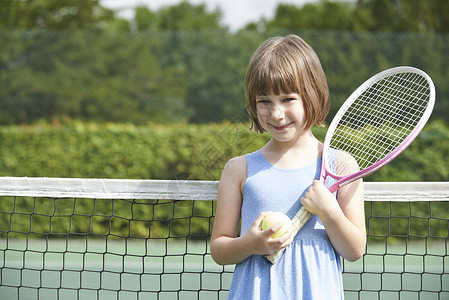 轻女孩打网球的肖像图片