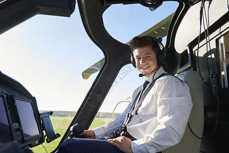 飞行前驾驶舱男直升机飞行员的肖像图片