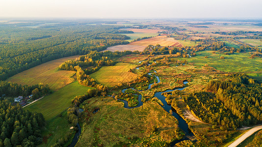 秋天的乡村鸟瞰与草地,河流,村庄,土路农业领域的背景日落秋景图片