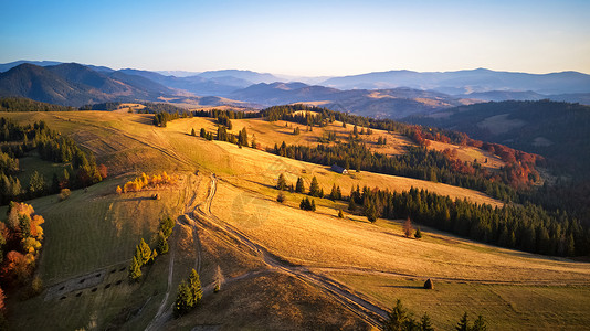 秋季山脉的空中全景视图山上的阳光五颜六色的林地幽门,喀尔巴阡山乌克兰图片