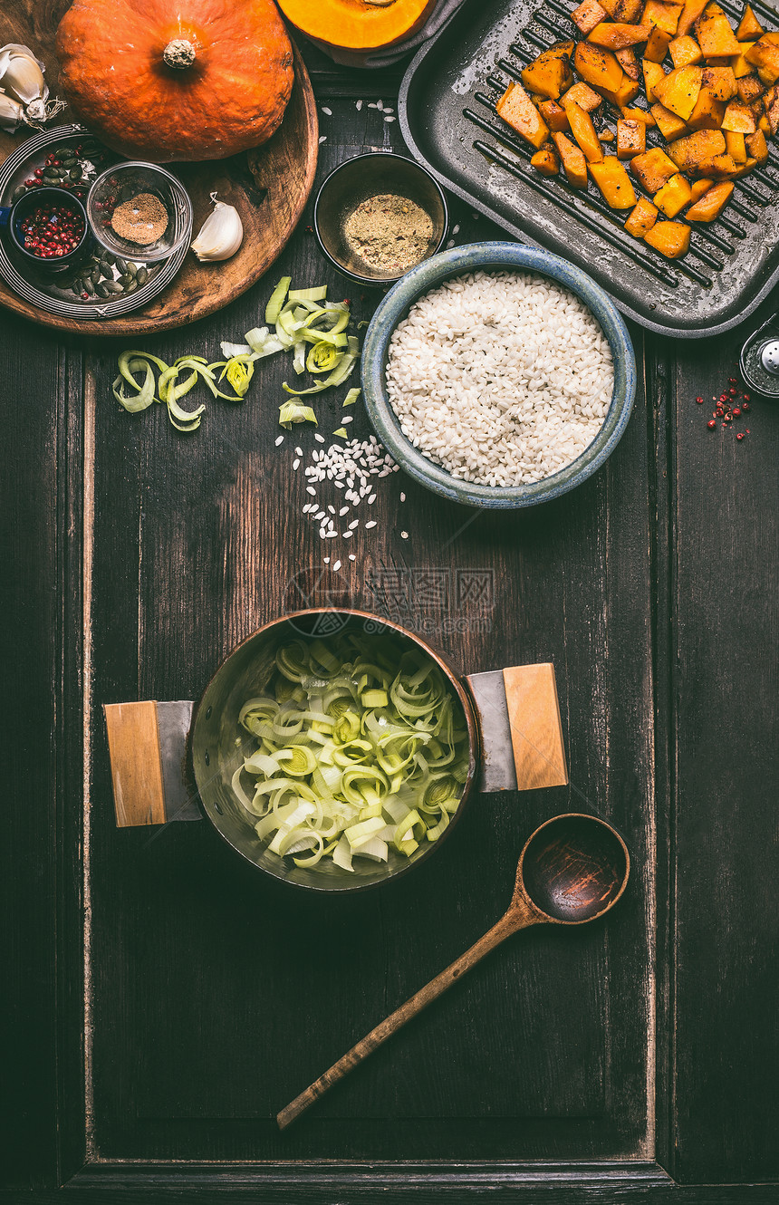 美味的南瓜菜与米饭烹饪锅黑暗的乡村厨房桌子背景,顶部视图南瓜烩饭准备秋季季节乡村食品图片