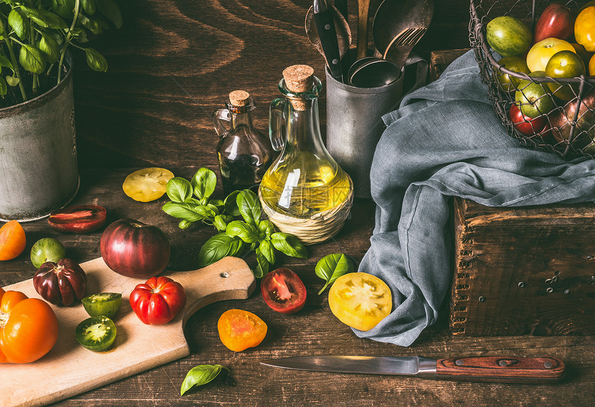 五颜六色的农场机西红柿,配料烹饪工具黑暗的乡村木制厨房桌子上乡村风格的食物背景,静物,顶级景观图片