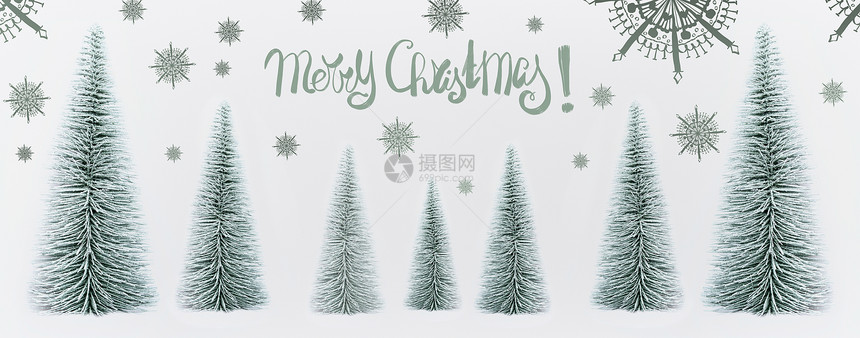 诞快乐贺卡与装饰杉树森林彩绘雪花白色背景,横幅图片