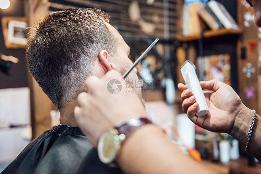 理发店的主人刮胡子,割镜子前的人图片