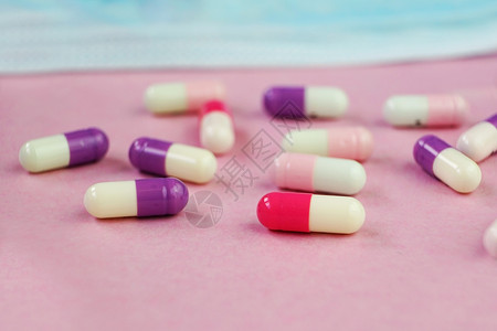 种由粉红色背景的医学具制成的药丸胶囊的详细观背景图片