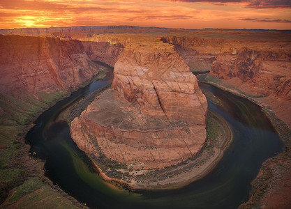 亚利桑那州北部科罗拉多河著名的马蹄形弯道背景图片