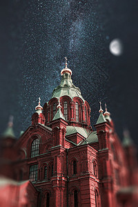 芬兰夏季晚上赫尔辛基的路堤乌斯彭斯基大教堂夜晚照耀着月亮星星图片