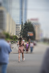 女孩人行横道明斯克过马路图片