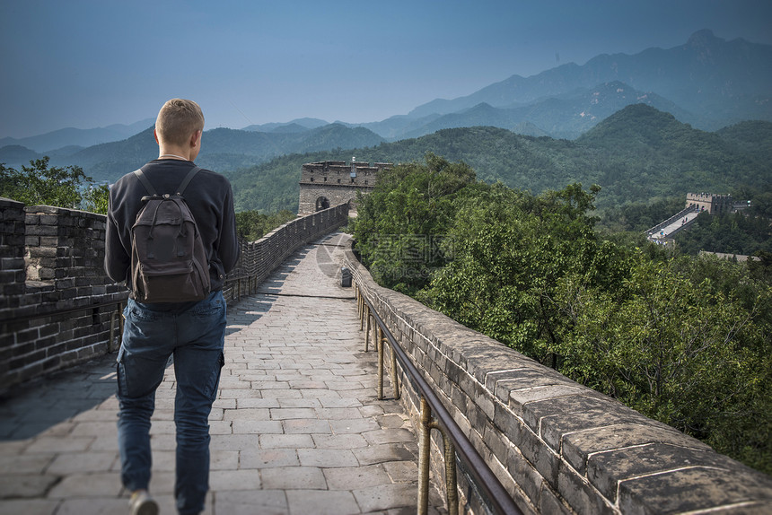 位男游客正沿着中国的长城旅行图片