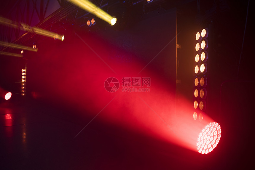 光线照亮了音乐会上的场景图片