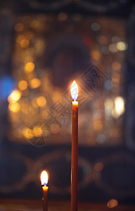 蜡烛东正教的图标的背景上燃烧背景图片