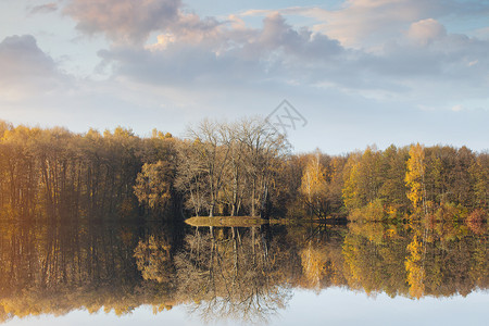 湖边的秋天森林西欧高清图片