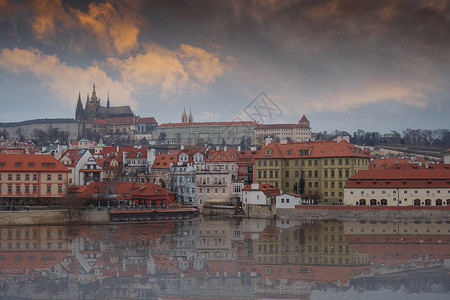 风景优美的夏季全景古镇建筑与伏尔塔瓦河维特大教堂布拉格,捷克共国图片