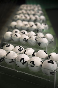 白球与数字的彩票游戏背景图片