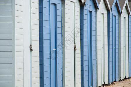 海边排交替的深蓝色海滩小屋图片