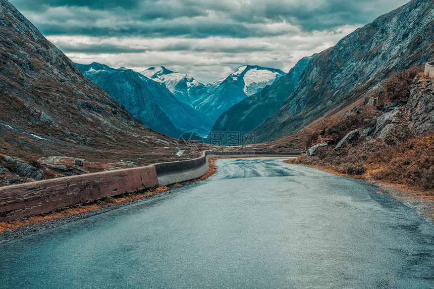 挪威高山景观与弯路电影风格的秋天颜色图片