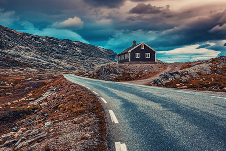 挪威高山景观与道路房屋戏剧电影风格的颜色图片