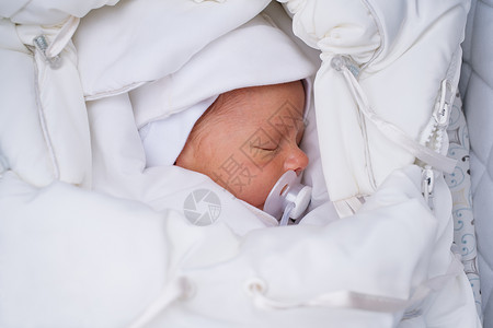 三个月的婴儿穿着白色衣服睡户外图片