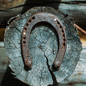 房子原木上的马蹄铁运气的象征图片