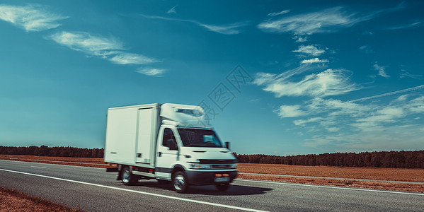 轻型卡车欧洲公路上行驶蓝天秋天的田野全景图片