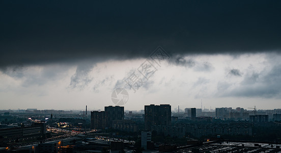 大城市上空乌云密布雨风前的刻图片