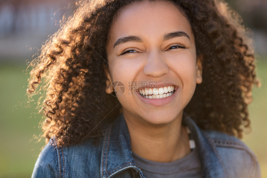 户外肖像美丽的快乐混合种族非裔美国女孩十几岁的女轻女子笑着用完美的牙齿图片