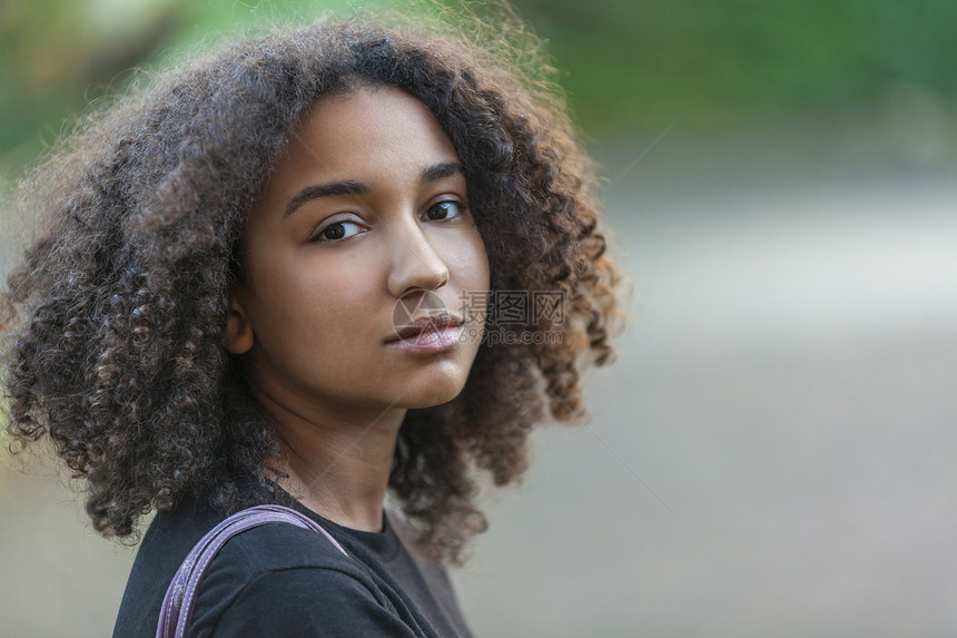 户外肖像美丽快乐混合种族非裔美国女孩十几岁的女孩子图片