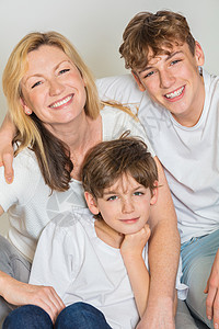 幸福的家庭母亲妈妈两个男孩子的孩子图片