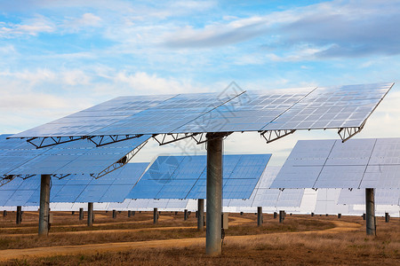 种利用太阳射线提供替代绿色能源的太阳能镜电池板领域背景图片