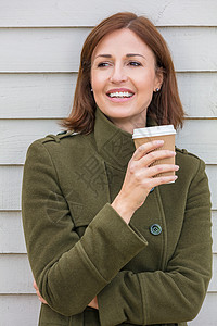 位迷人成功快乐的中妇女的肖像照片,她外微笑着次外卖杯里喝咖啡图片