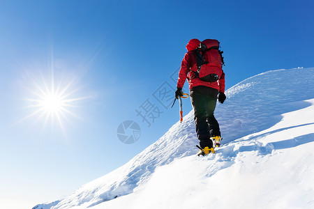 极限冬季运动登山者达阿尔卑斯山雪峰的顶端决心成功力量探索高清图片素材