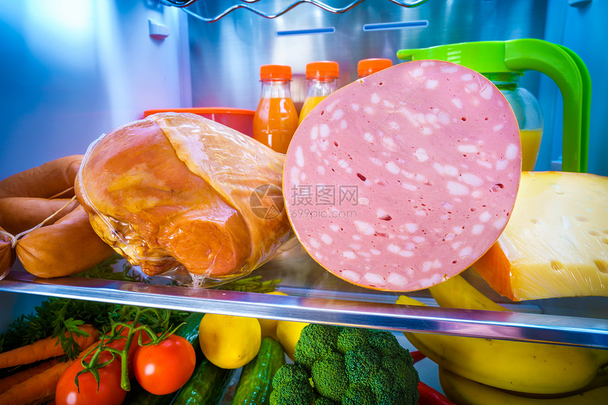 打开装满食物的冰箱图片