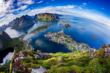 洛弗滕挪威诺德兰县的个群岛,以独特的风景而闻名,戏剧的山脉山峰开阔的大海庇护的海湾海滩未触及的土地鱼眼镜头背景图片