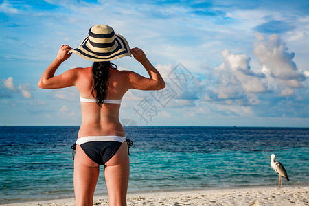 海滩度假马尔代夫的女人热带海滩图片