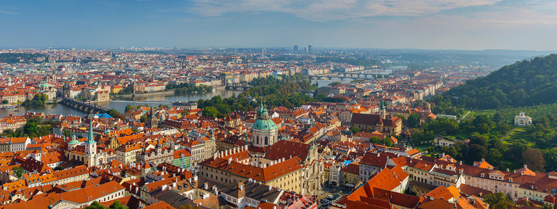 布拉格与伏尔塔瓦河的全景图片