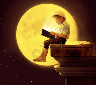 月光下的男孩可爱的小孩子月光下看书背景