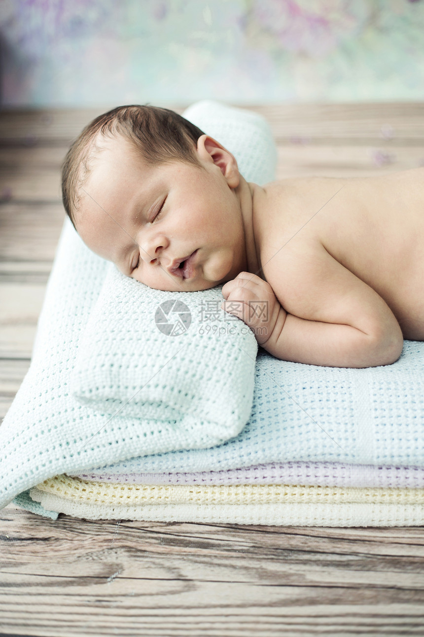 可爱的新生儿睡柔软的毯子上图片