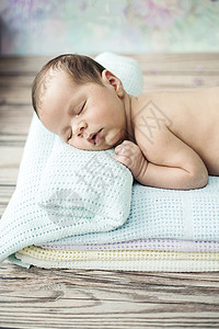可爱的新生儿睡柔软的毯子上图片