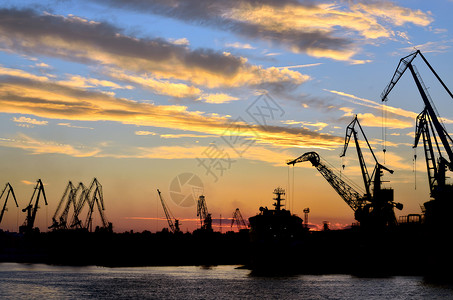 夏天的红色日落背景下的港口黄昏高清图片素材